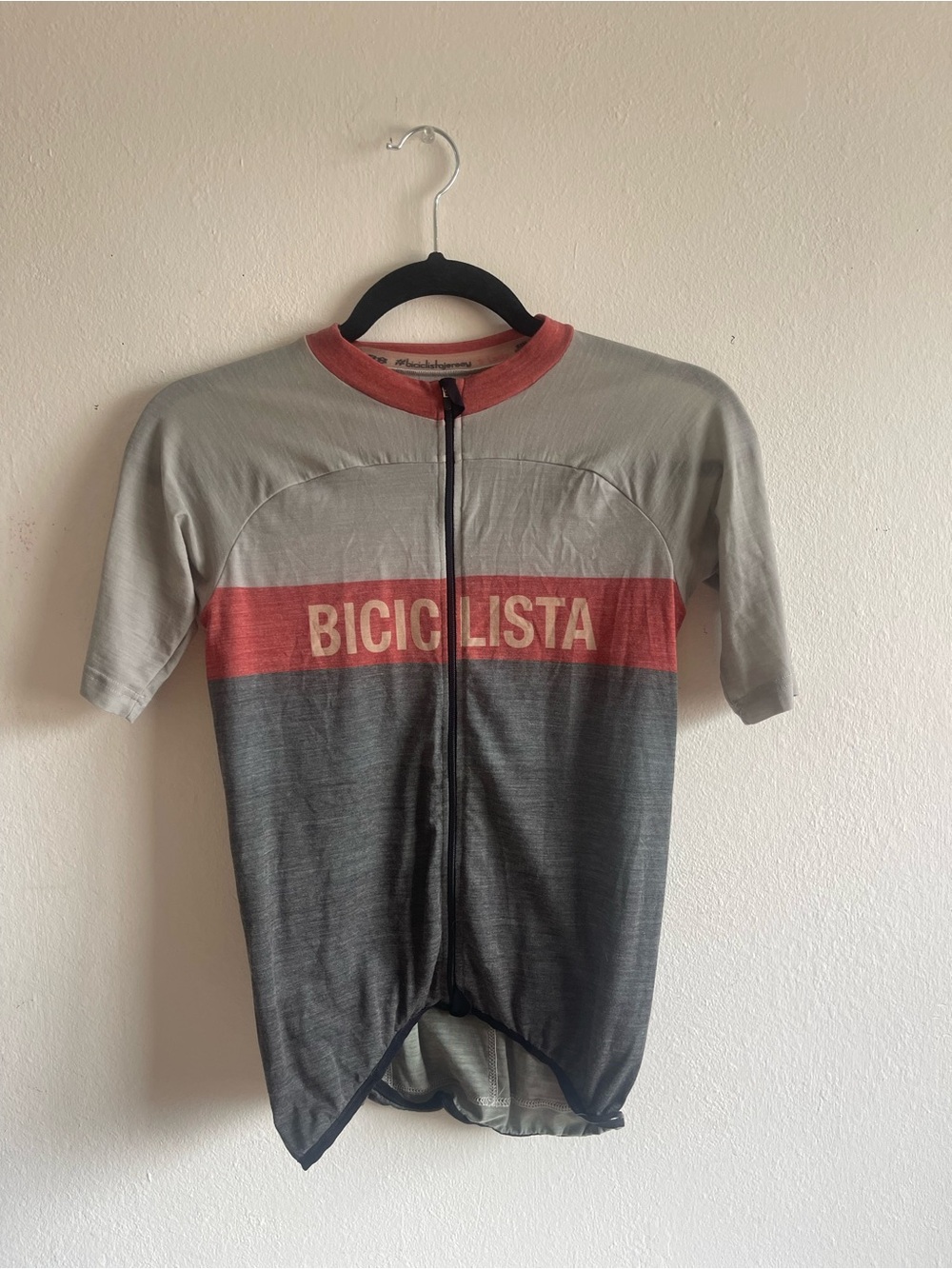 Biciclista Women’s Short Sleeve Cycling Jersey - Gray & Red